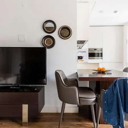 Apartment Plum Guide - Tea & Chocolates *